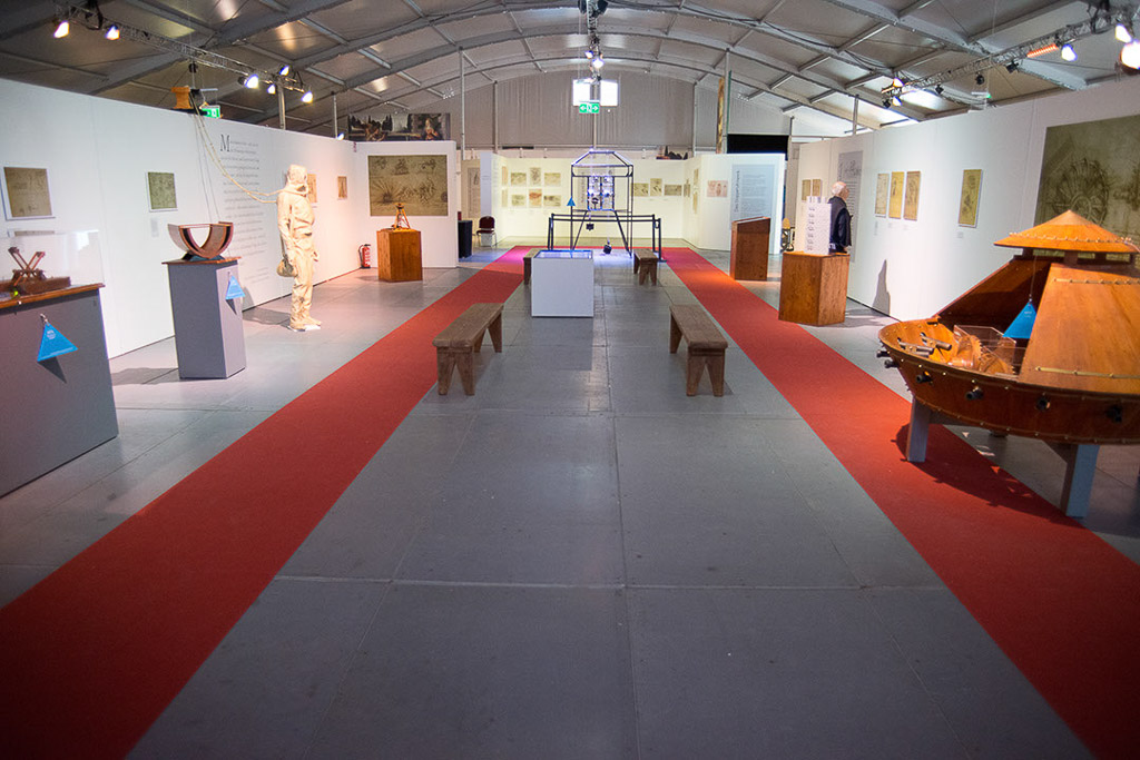 Ausstellungshalle mit rotem Teppich