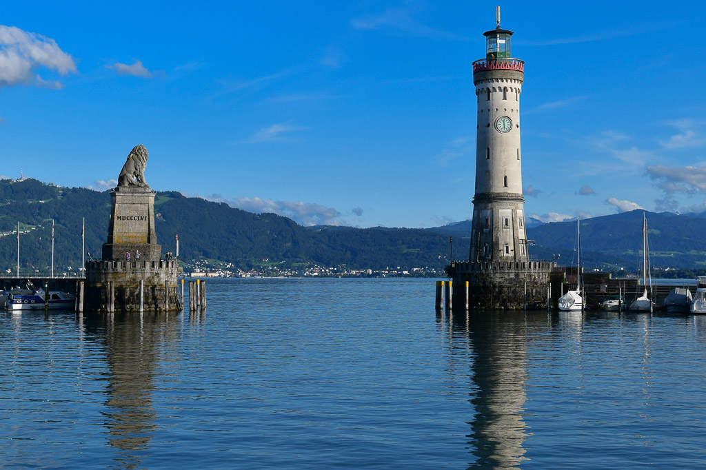 Bayerischer Löwe und Leuchtturm an der Hafeneinfahrt