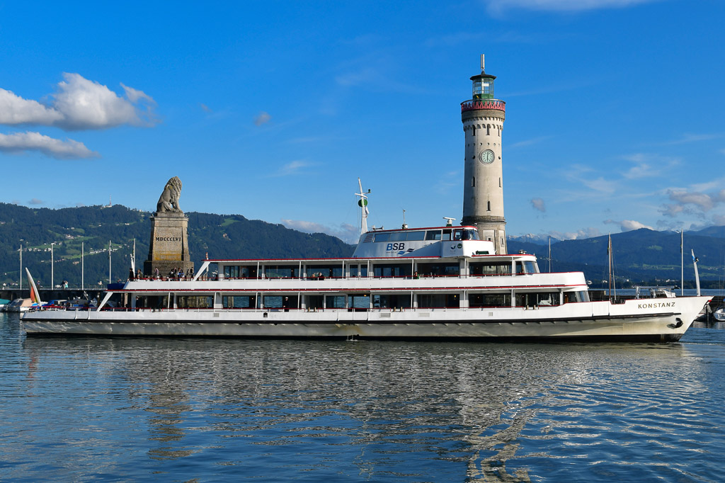 Ausflugsschiff vor dem Leuchtturm