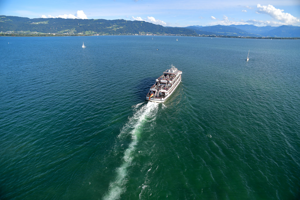 Schiff auf dem Bodensee im Luftbild