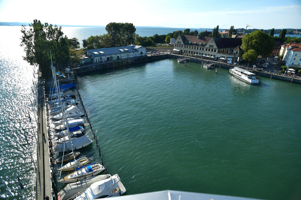 Hafenbecken mit Booten und Altstadt