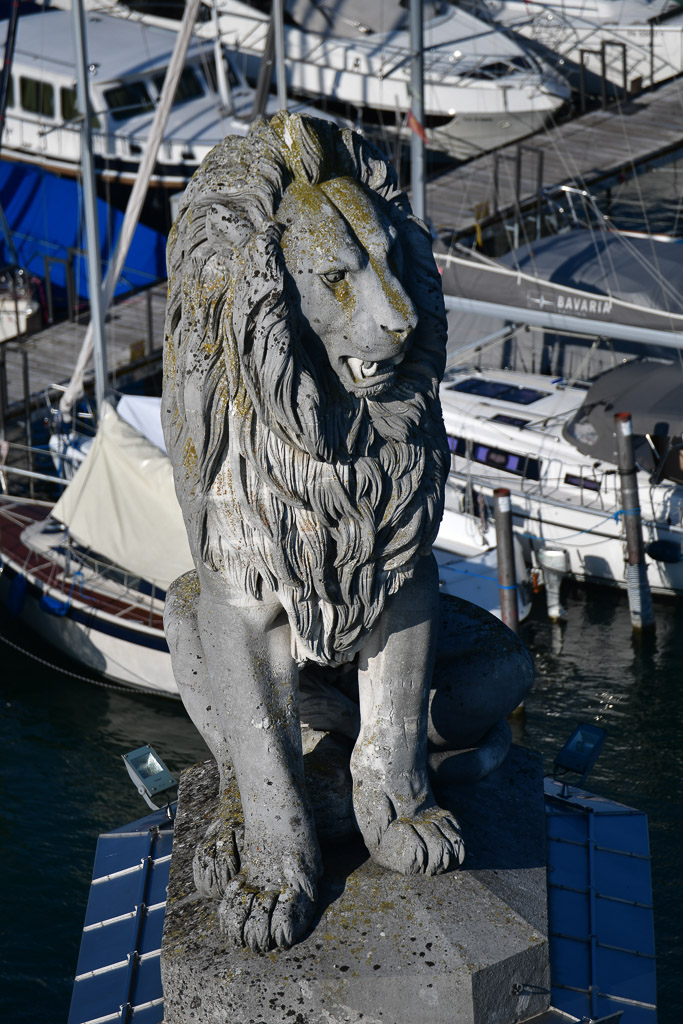 Löwenstatue im Hochformat
