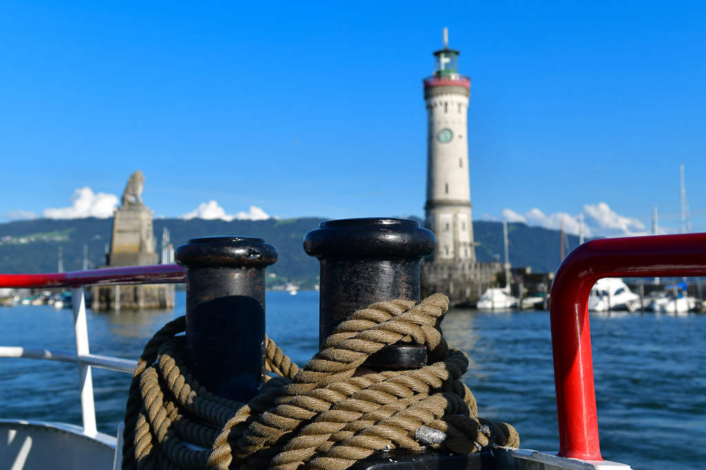 Leuchtturm hinter Pollern am Schiff