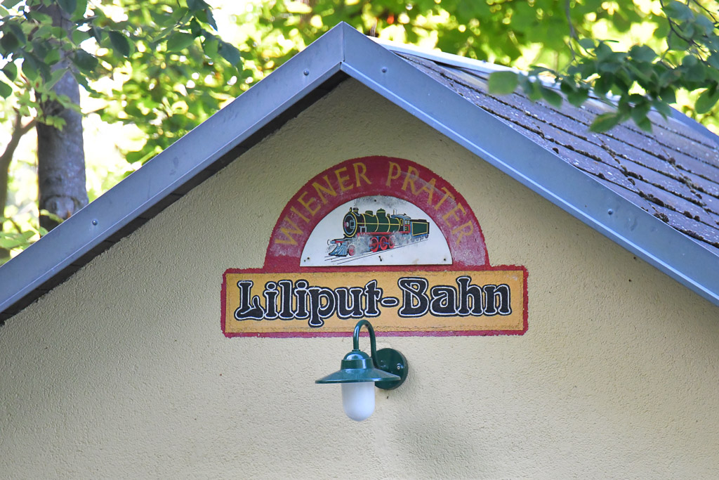 Schild der Liliput-Bahn am Bahnhof im Hochformat