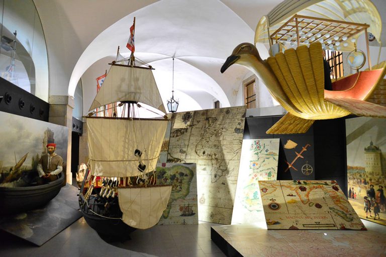 Schiffsmodelle im Gewölbe