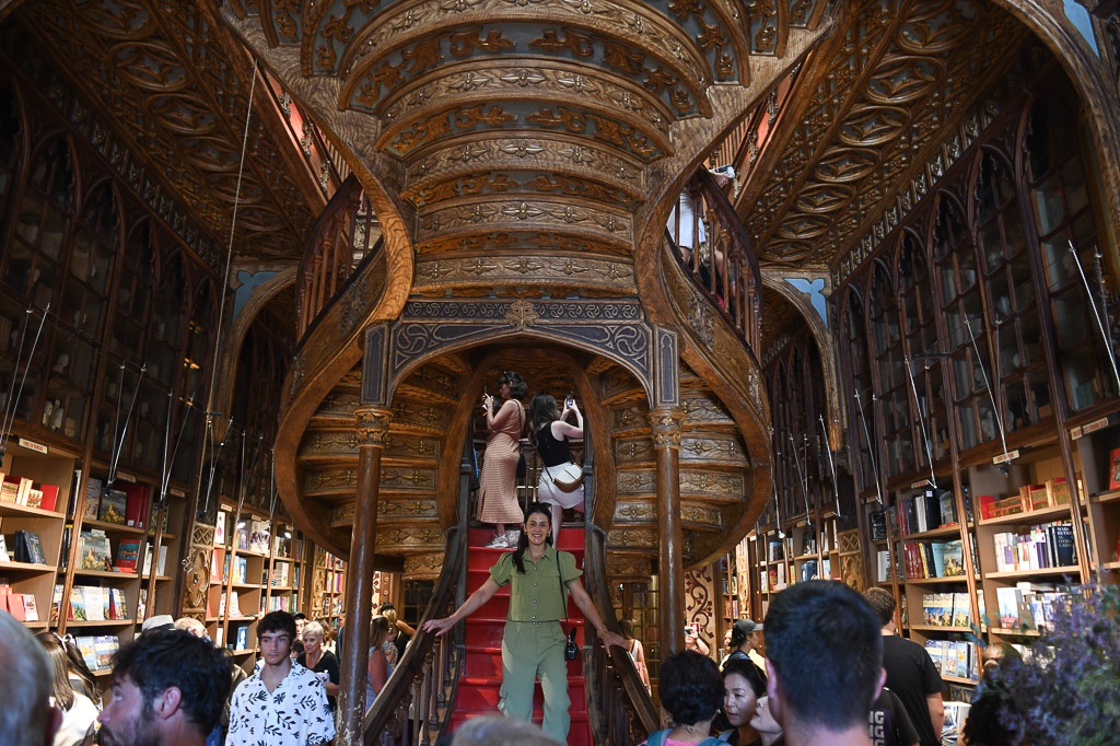 Gewundene Treppe mit Besuchern