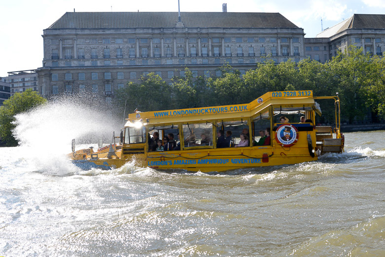 Gelbes Amphibienfahrzeug auf der Themse