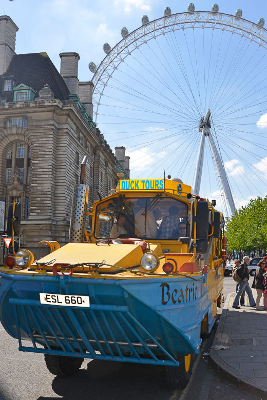 Duck-Fahrzeug vor dem London Eye im Hochformat