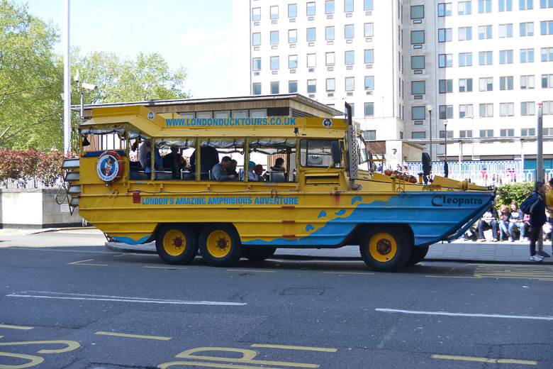 Duck-Fahrzeuge auf der Straße