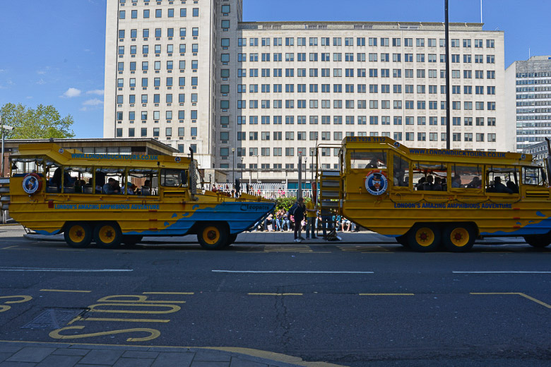 Zwei Duck-Fahrzeuge an der Straße