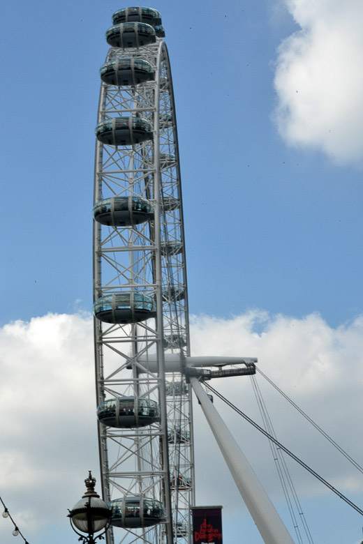 Riesenrad gegen den Himmel im Hochformat