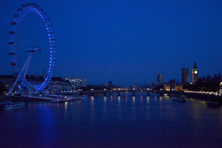 Das Riesenrad am Abend mit Themse und Parlament