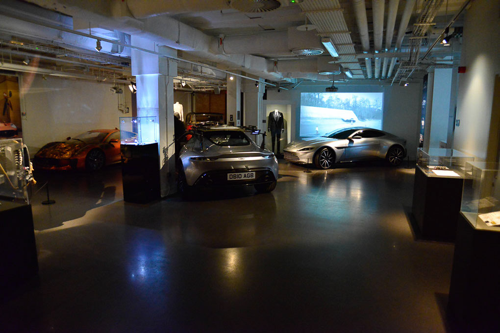 Ausstellungshalle mit mehreren Fahrzeugen