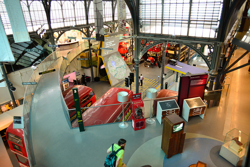Ausstellungshalle mit Fahrzeugen und Zwischenebenen