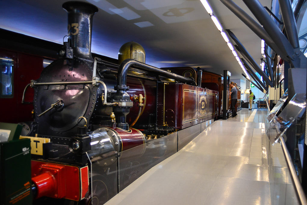 Dampflokomotive in einer Ausstellungshalle