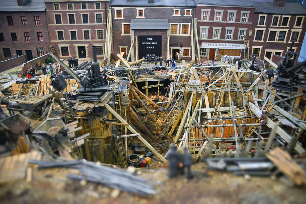 Diorama zerstörter Häuser nach einem Bombenangriff