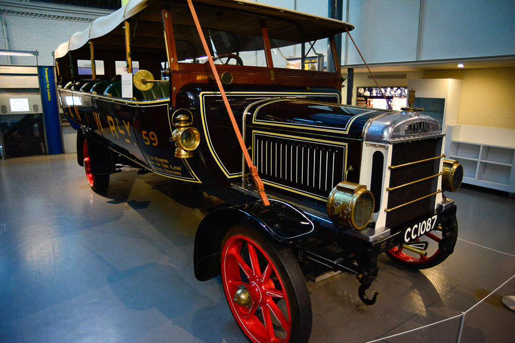 Alter Omnibus in der Halle