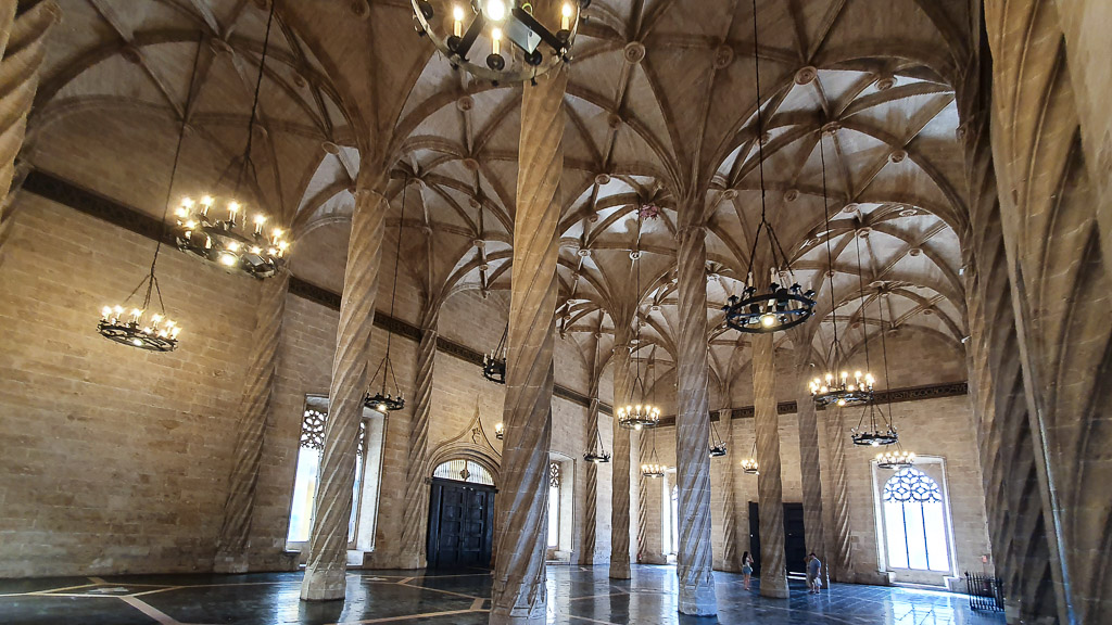 Säulensaal mit gedrehten Säulen