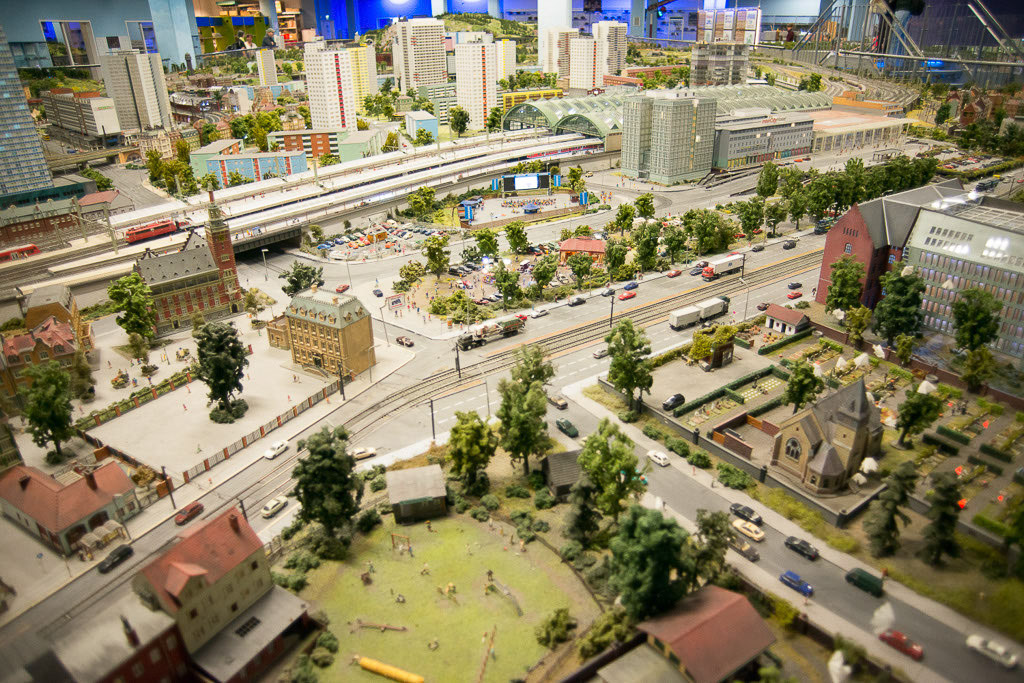 Stadtlandschaft mit Gleisen im Modell