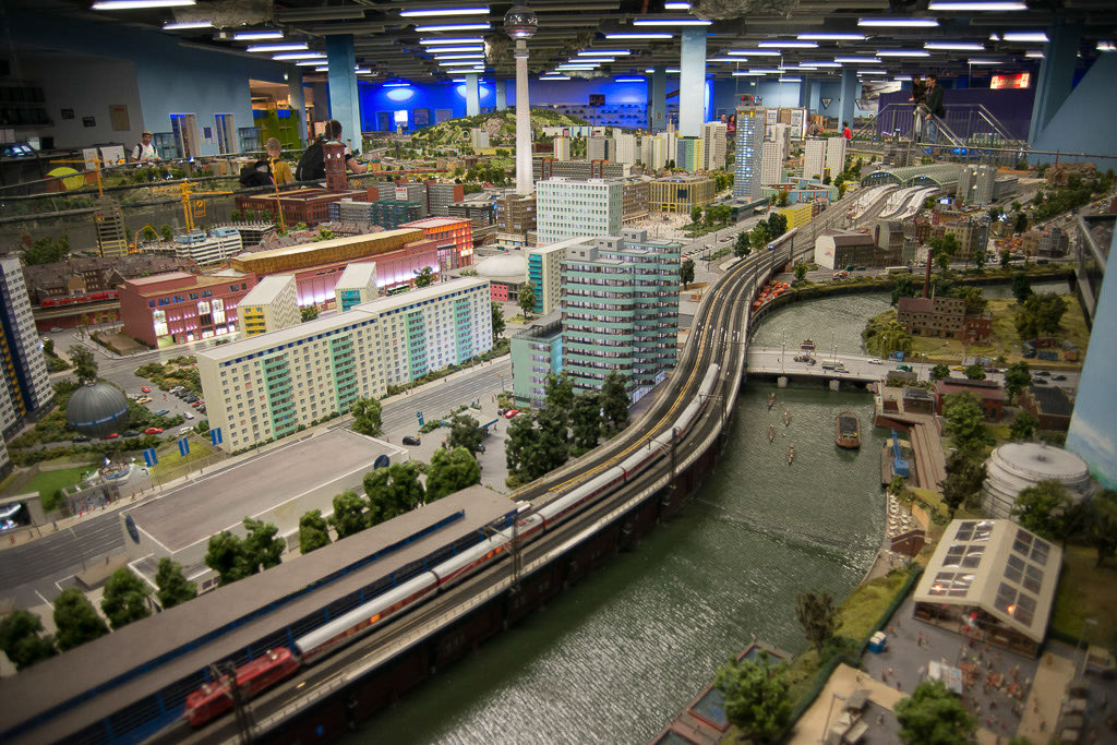 Stadtbahn mit Fluss und Hochhäusern im Modell