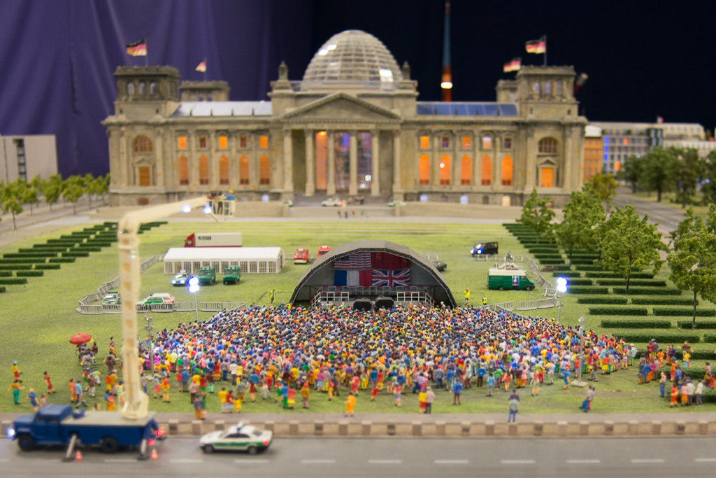 Reichstag mit Bühne und Menschenmenge im Modell
