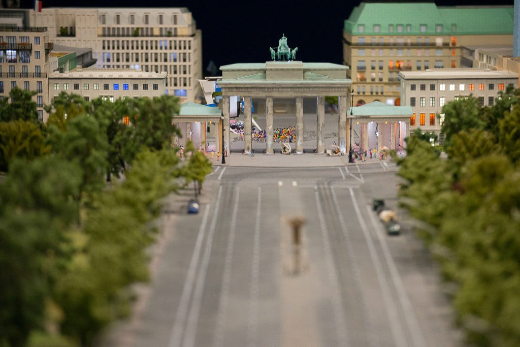 Brandenburger Tor am Ende der Straße im Modell