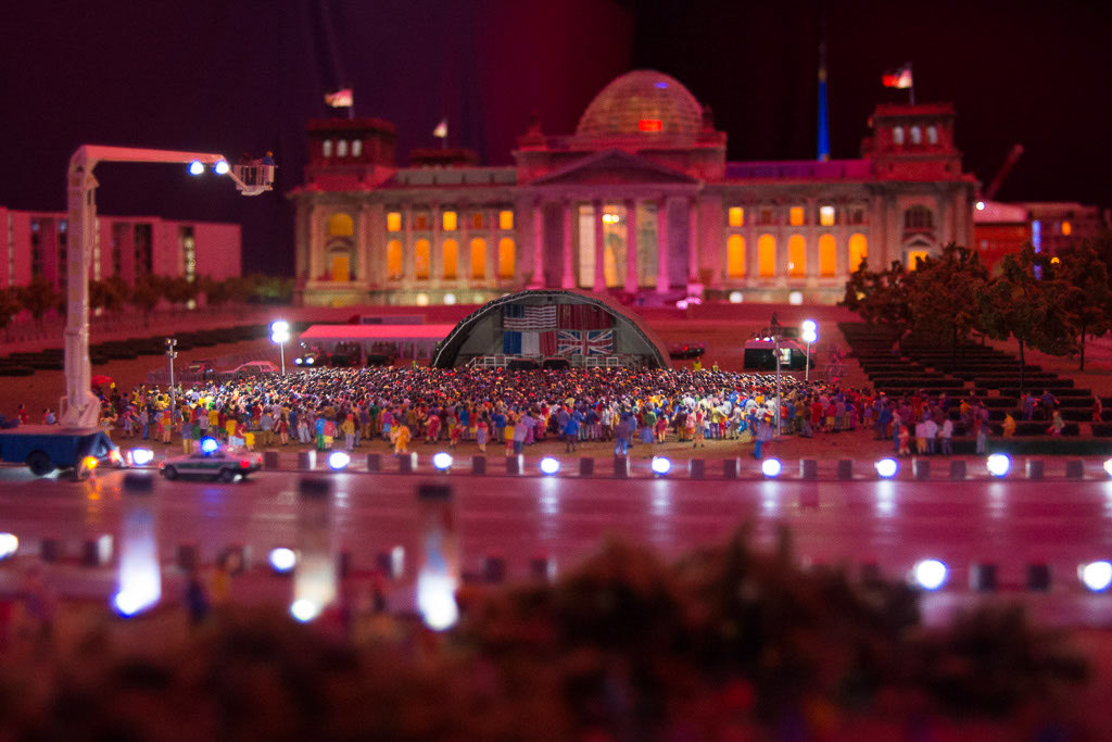 Reichstag bei Nacht in Rot