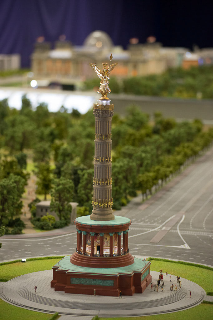Siegessäule im Modell im Hochformat