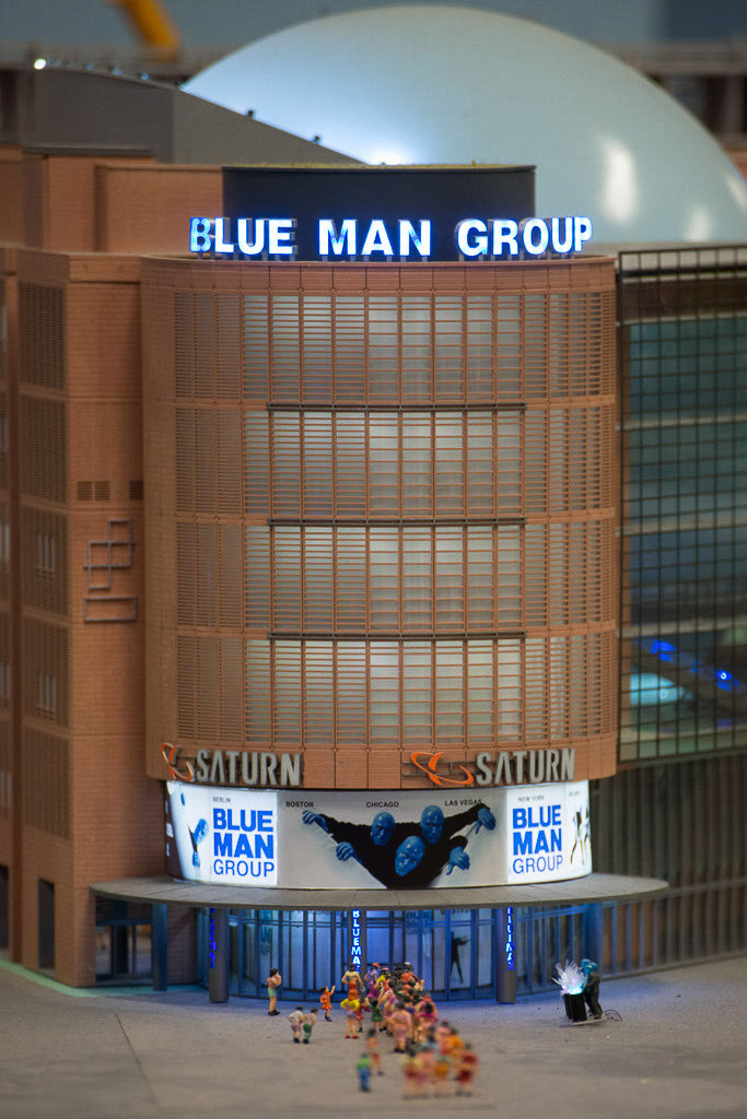 Gebäude mit Blue-Man-Group-Schriftzug im Hochformat