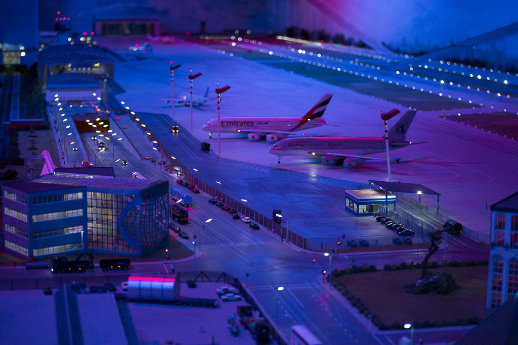 Flughafen im Modell bei Nacht