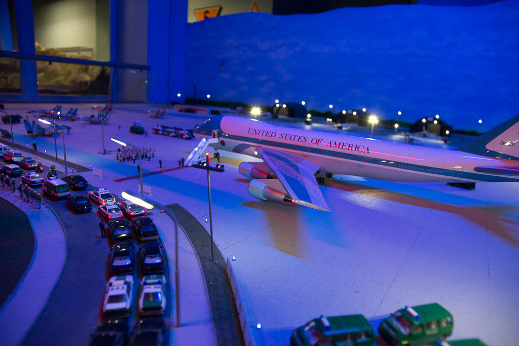 Flugzeuge auf dem Flughafen im Modell bei Nacht