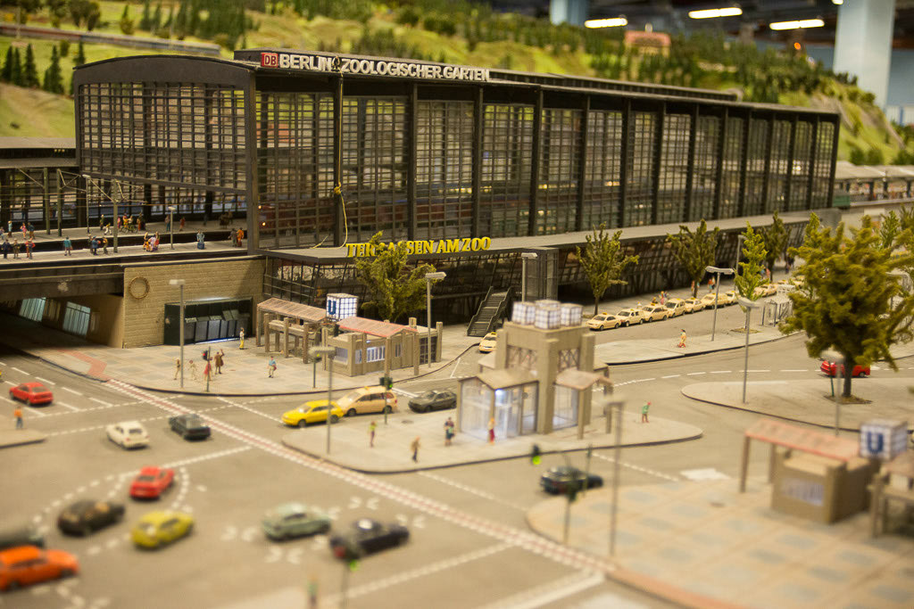 Kreuzung mit Autos und Bahnhofsgebäude im Modell