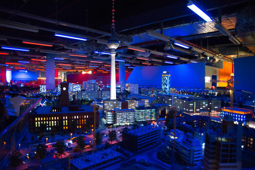 Stadt bei Nacht mit Fernsehturm im Modell