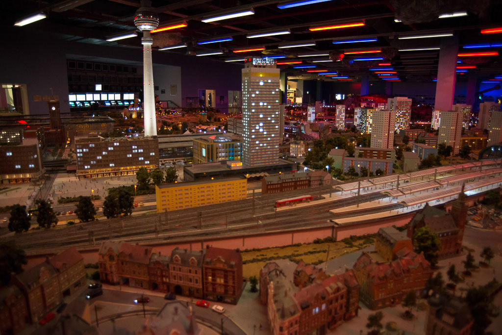 Modellanlage mit Häusern und Gleisen