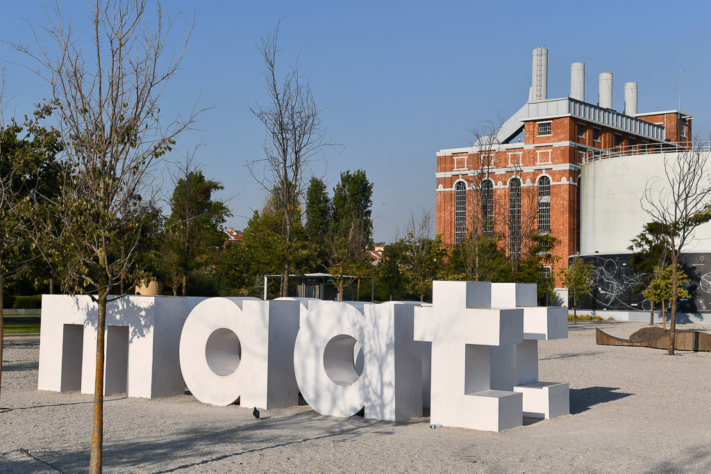 Schriftzug MAAT vor dem alten Kraftwerk