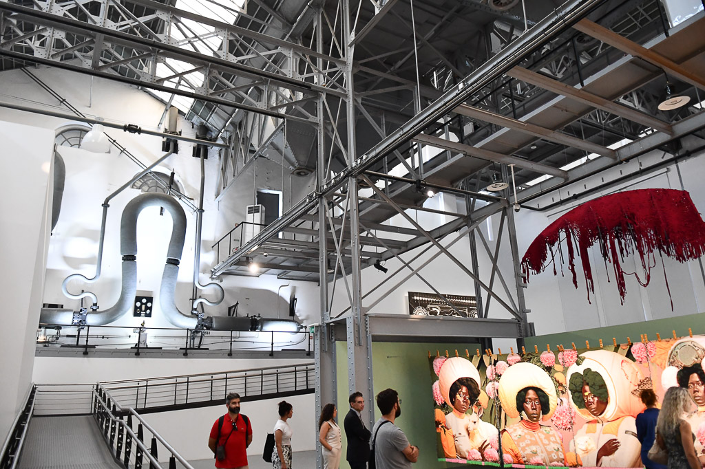 Ausstellung in der Halle mit roter Installation