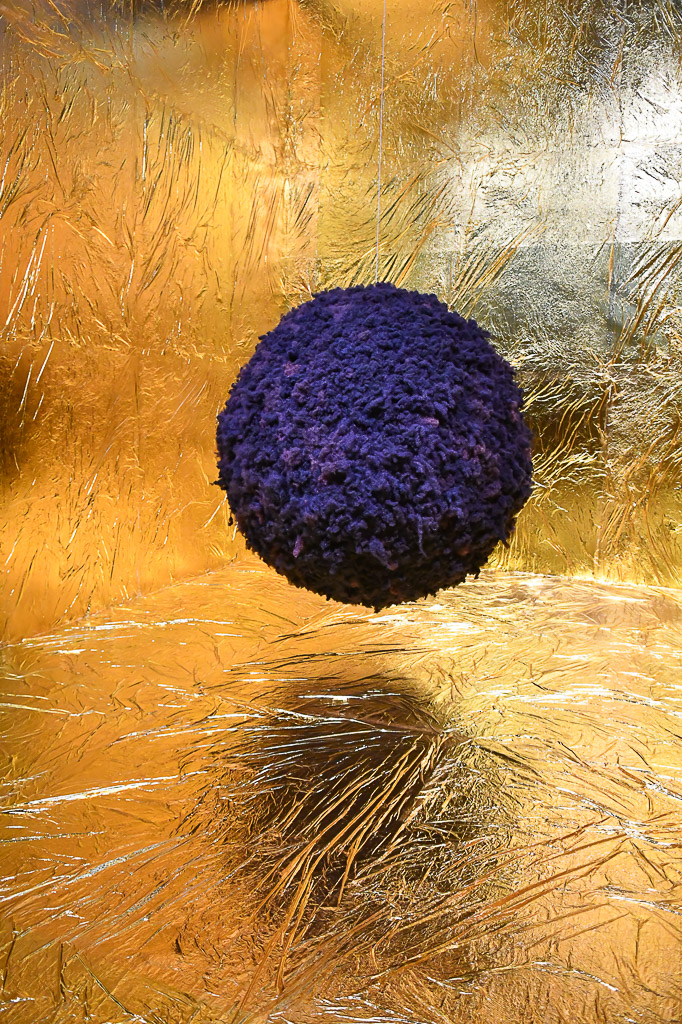 Kunstwerk mit blauer Kugel