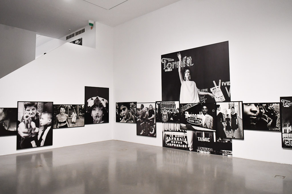 Fotoausstellung in einem hellen Raum
