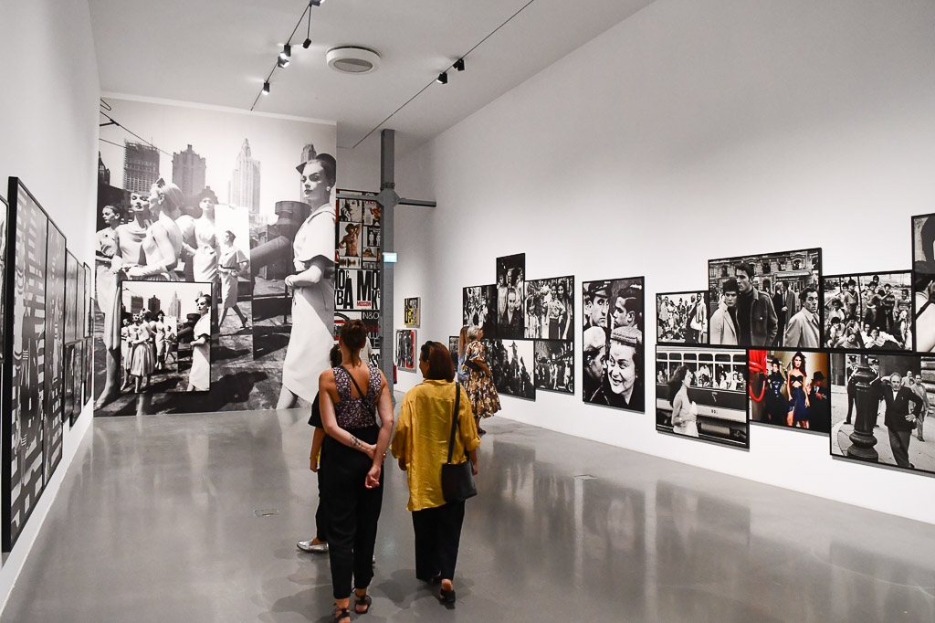 Besucher in der Fotoausstellung
