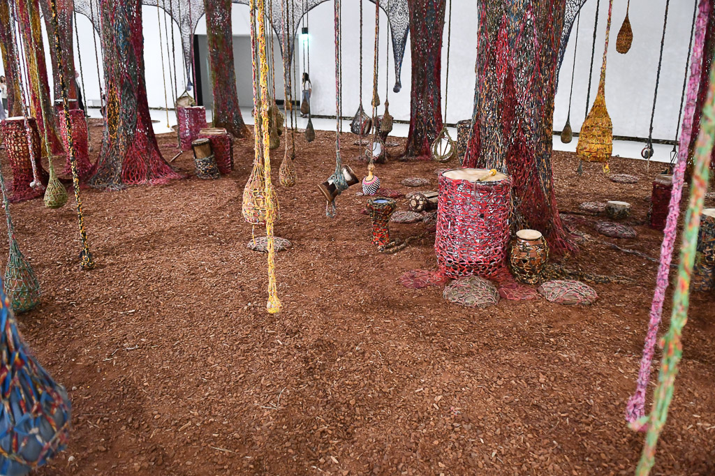 Baumstämme und Seile in der Ausstellung