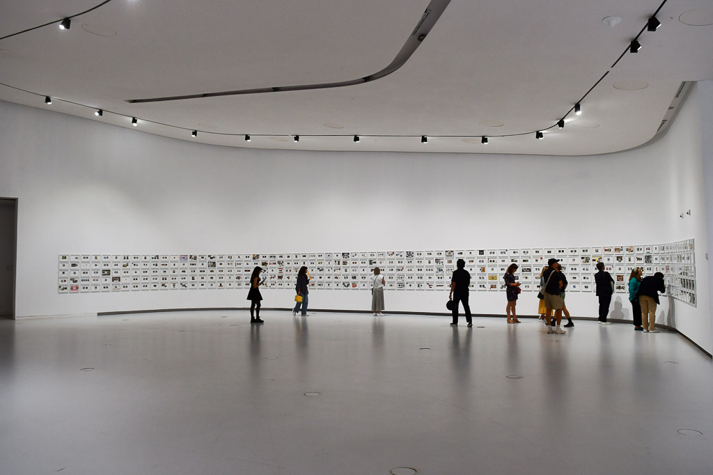 Ausstellungsraum mit Besuchern