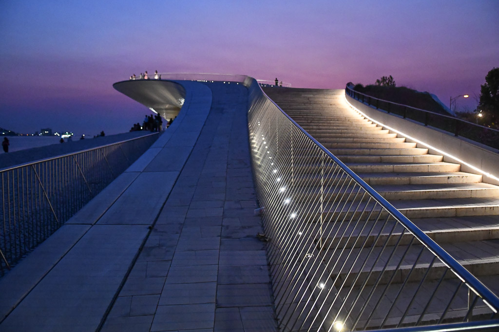 Treppe auf dem Dach in der Dämmerung