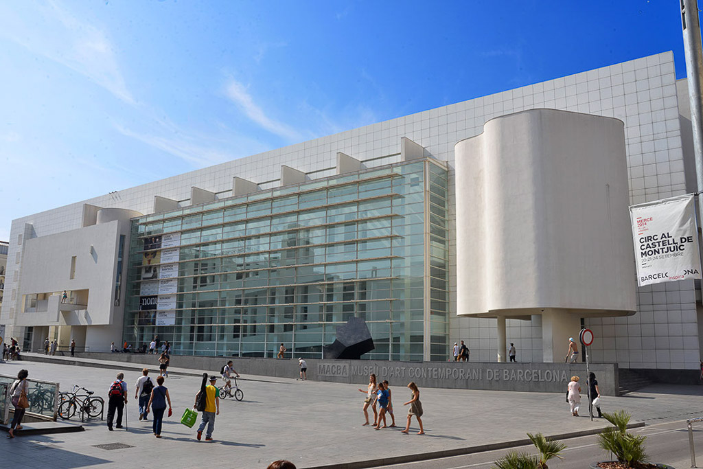 Weißer Museumsbau mit großer Glasfassade