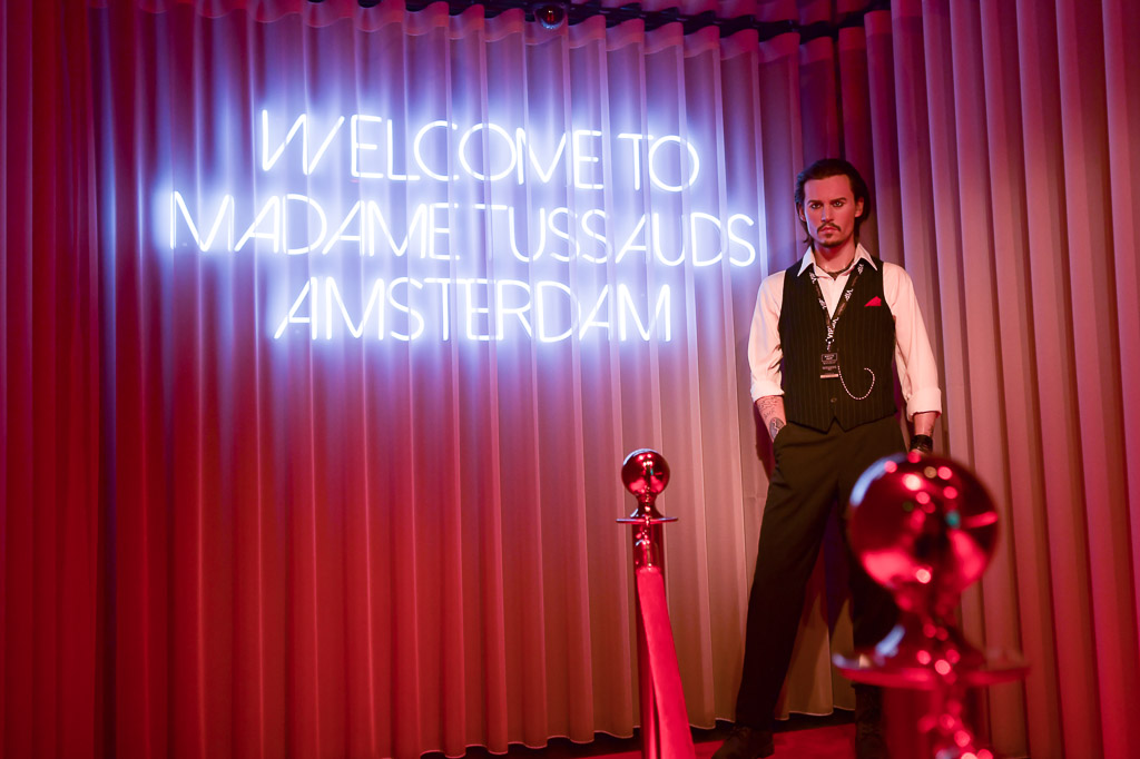 Leuchtschrift Welcome to Madame Tussauds Amsterdam mit einer Wachsfigur