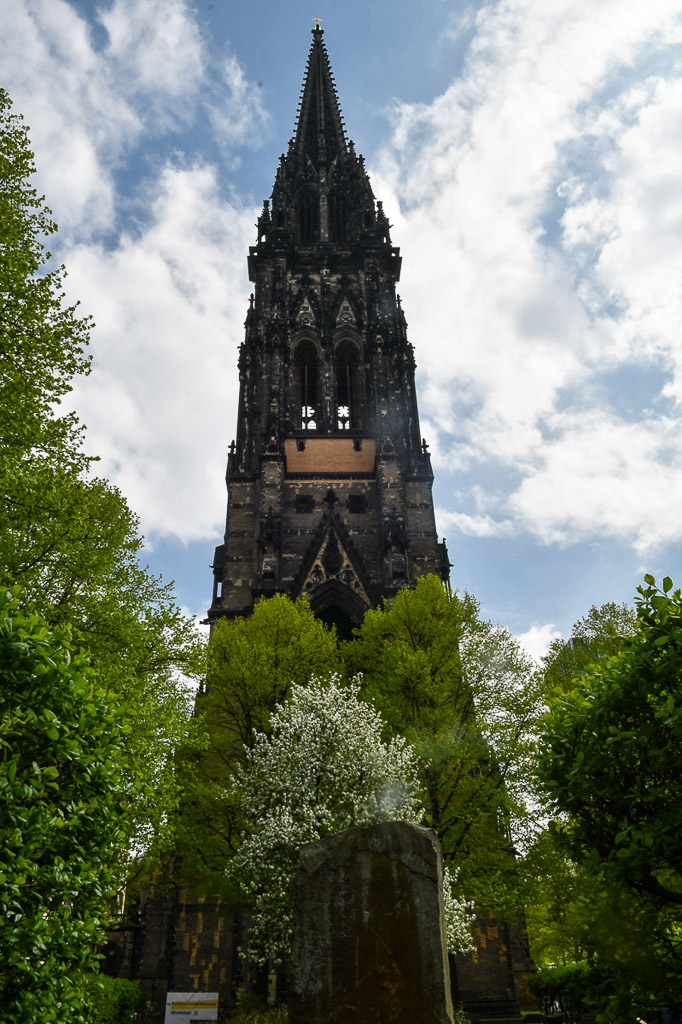 Kirchturm von unten im Hochformat