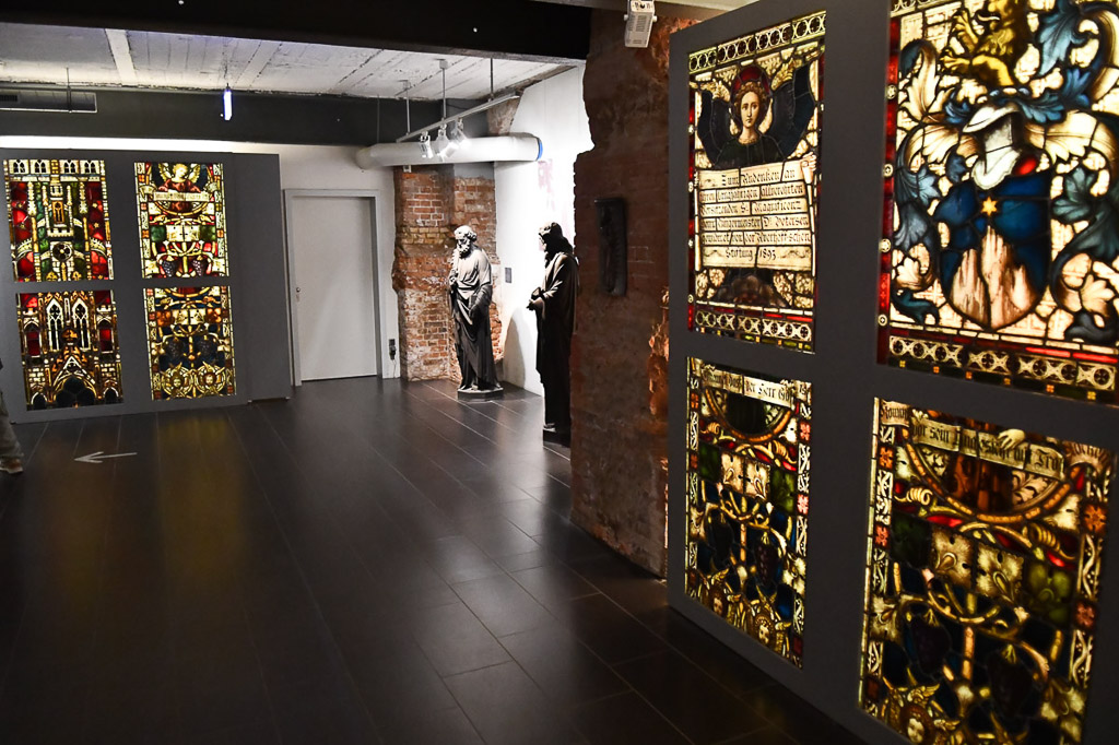 Ausstellungsraum mit Kirchenfenstern