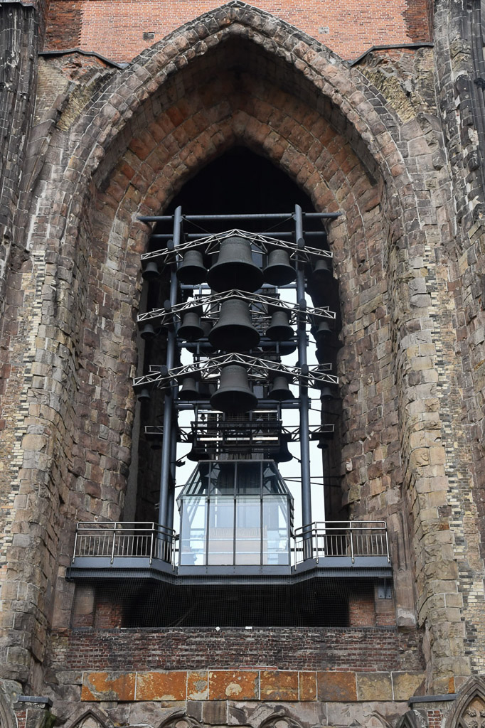 Glocken im Turmfenster im Hochformat