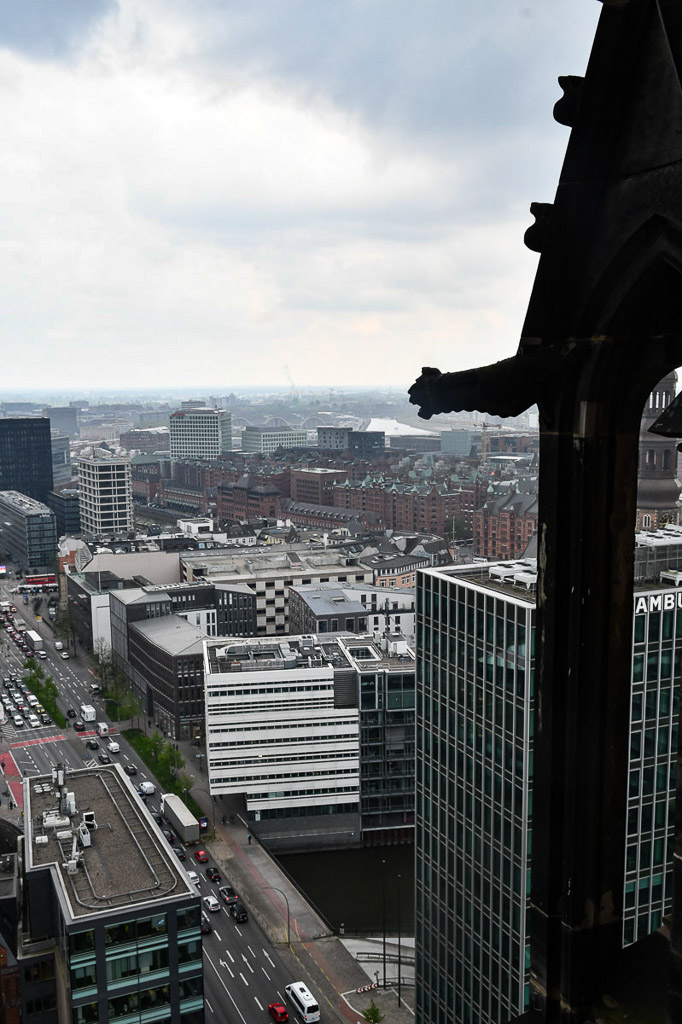 Blick vom Turm mit Wasserspeier im Hochformat