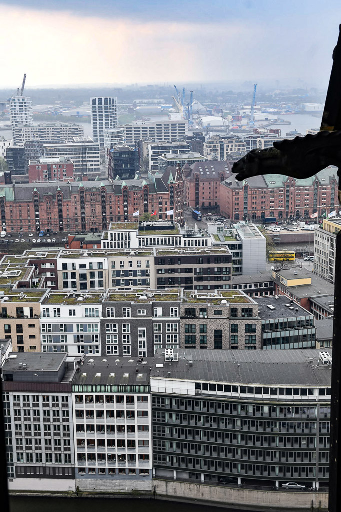 Blick vom Turm über die Dächer im Hochformat