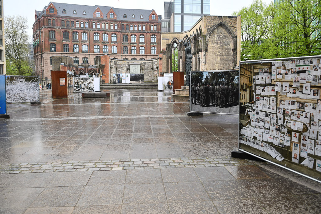 Platz am Mahnmal mit Ruinenmauern